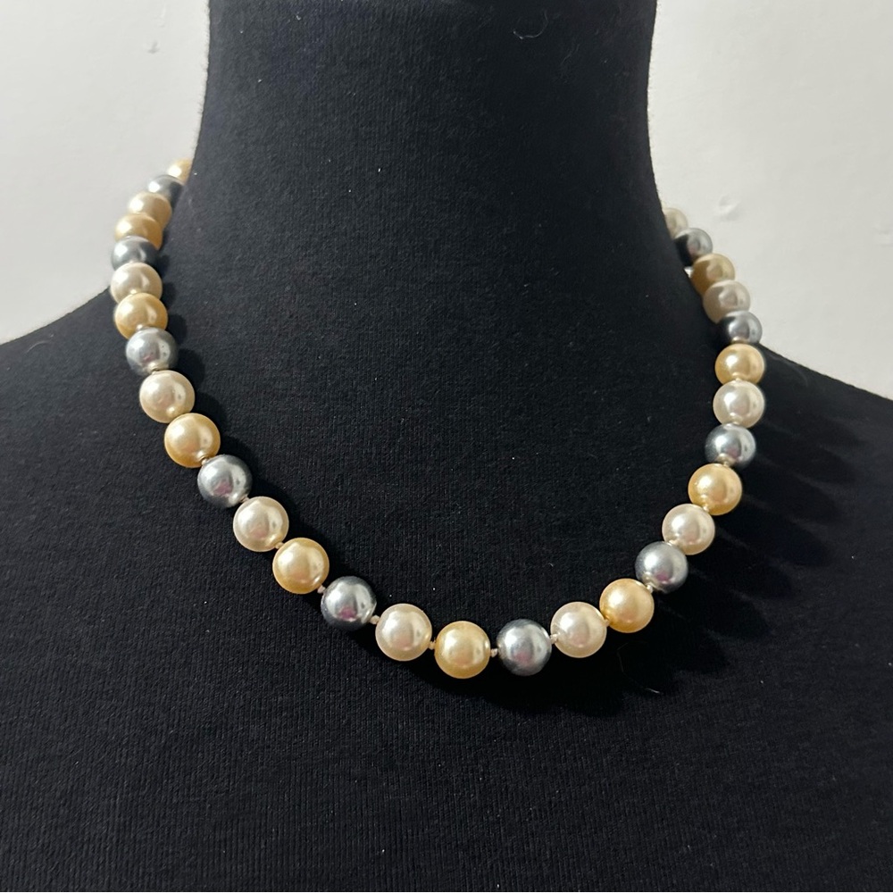 Multicolored pearl necklace